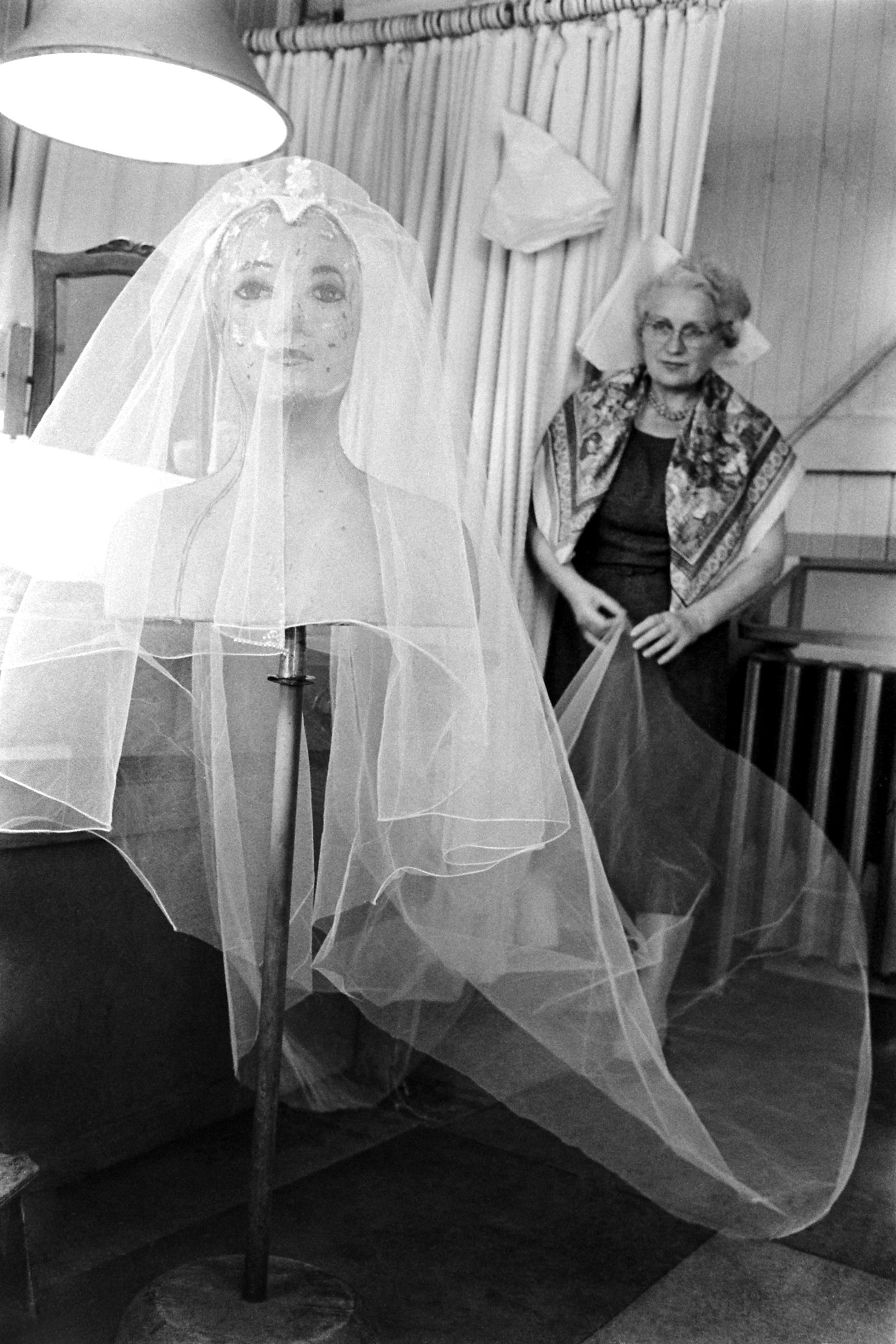 Grace Kelly's bridal gown is cited as a masterpiece and best-remembered bridal  gown of all time | The Vintage News